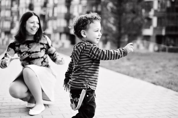 Jeune mère s'amuse avec son bébé garçon — Photo