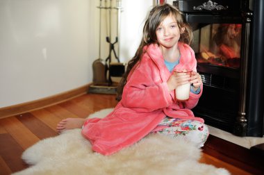 Çocuk kız şömine yakın