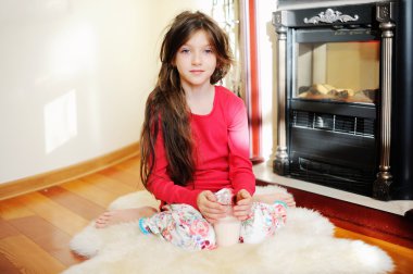 Çocuk kız şömine yakın