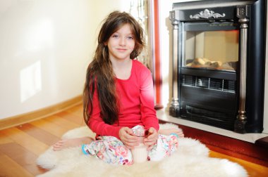 Çocuk kız şömine yakın