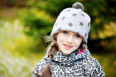 Çocuk kız bahçesinde bulunan ilk kar eğlenir