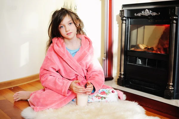 Çocuk kız şömine yakın