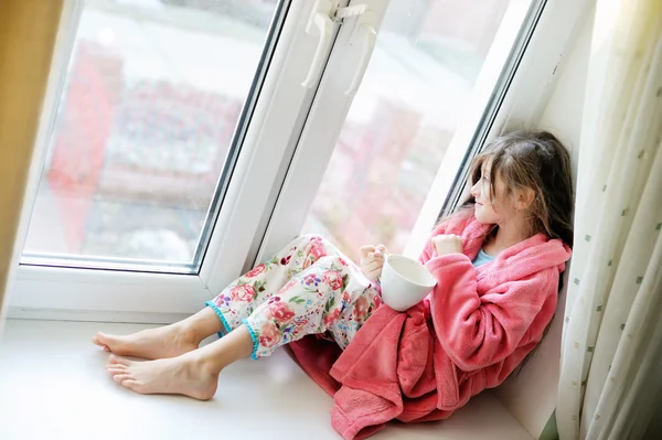 Hermosa niña en albornoz con taza de té —  Fotos de Stock