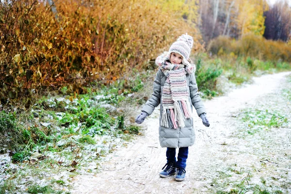 Gyerek lány az őszi erdő — Stock Fotó
