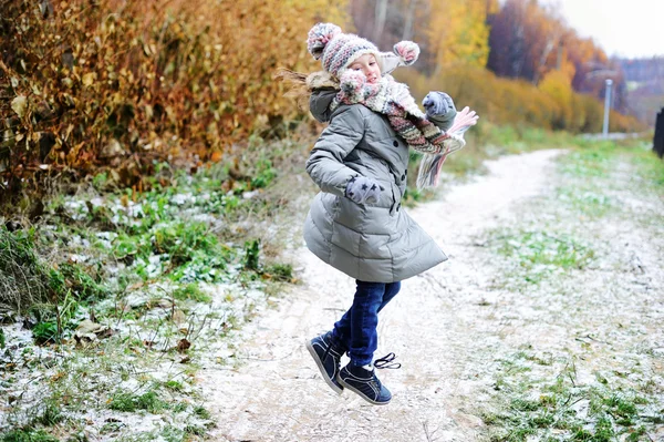 KId ragazza nella foresta autunnale — Foto Stock