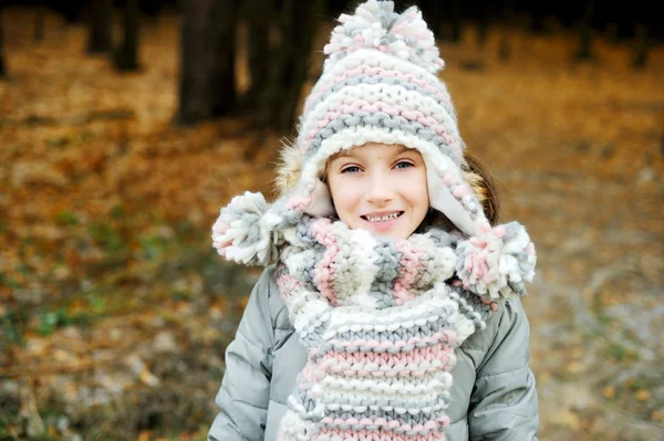 Portret van schattig meisje buiten in winter park — Stockfoto