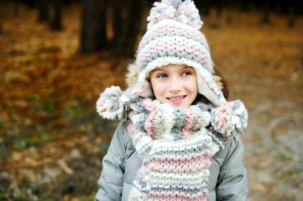 Porträtt av bedårande flicka utomhus i vinter park — Stockfoto