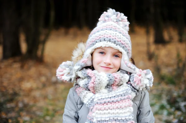 Portret van schattig meisje buiten in winter park — Stockfoto