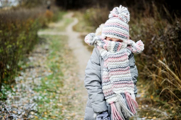 Retrato de inverno da menina em roupas quentes — Fotografia de Stock