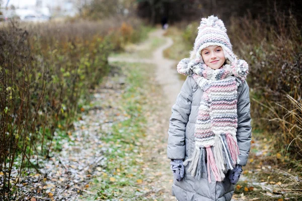 KId menina na floresta de outono — Fotografia de Stock