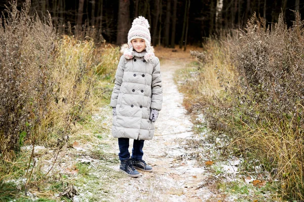 Dziecko dziewczynka w lesie jesienią — Zdjęcie stockowe