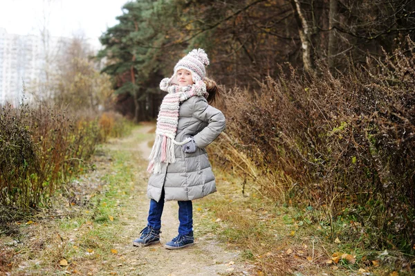 Kid flicka i skogen höst — Stockfoto