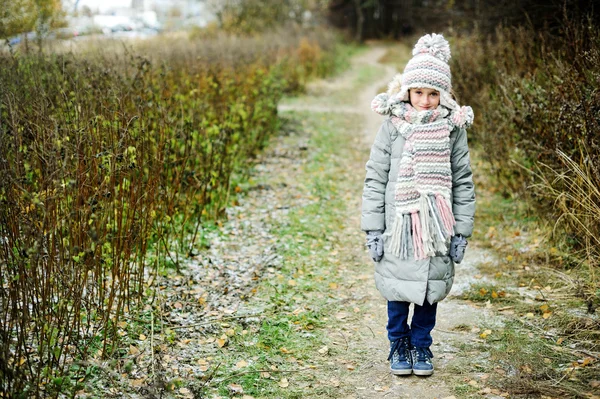 Kluk holka v podzimním lese Stock Fotografie