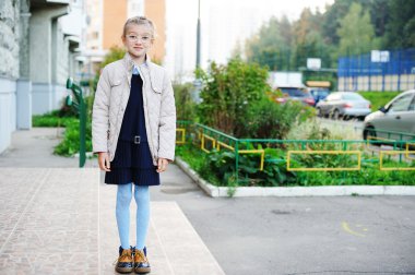 Açık lacivert üniformalı liseli kız