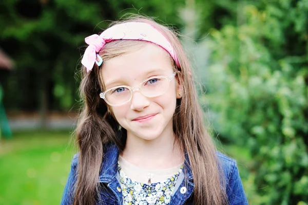 Retrato de menina morena em óculos — Fotografia de Stock