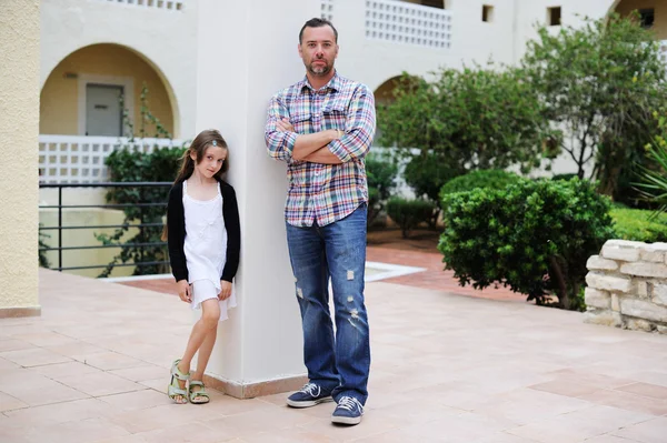 Padre e figlia insieme fuori in giorno d'estate — Foto Stock