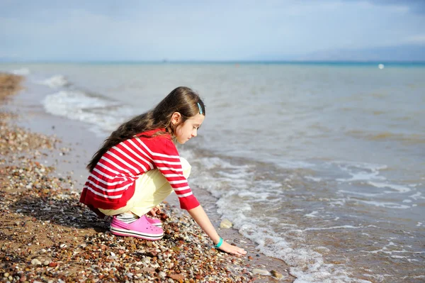 Urocza, szczęśliwa dziewczynka na wakacjach na plaży — Zdjęcie stockowe