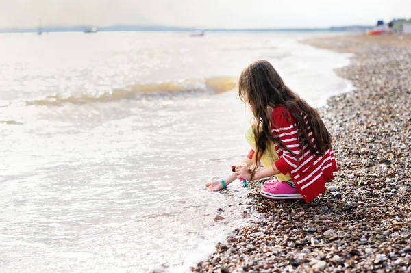 Rozkošná šťastná holčička na pláži dovolená — Stock fotografie