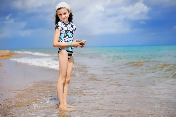 Чарівна щаслива маленька дівчинка на пляжі — стокове фото