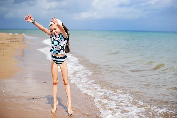 Adorable niña feliz en vacaciones de playa — Foto de Stock
