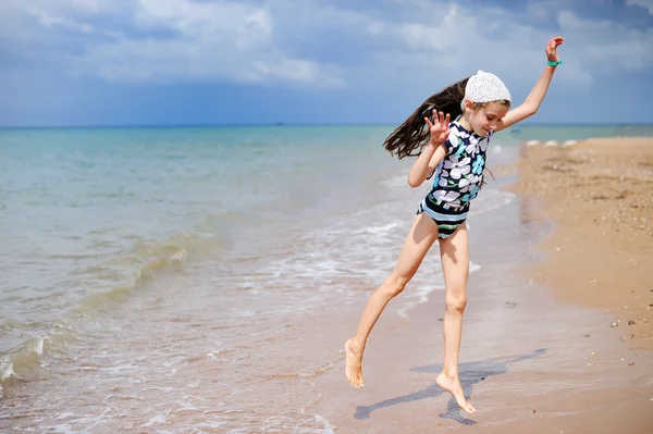 Adorabile felice bambina in vacanza al mare — Foto Stock