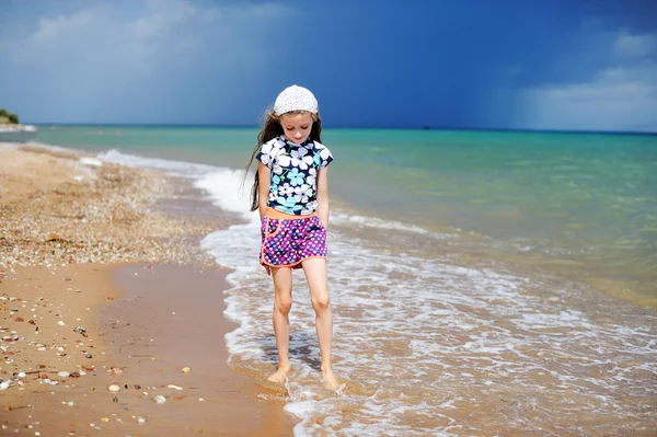 Adorable niña feliz en vacaciones de playa —  Fotos de Stock