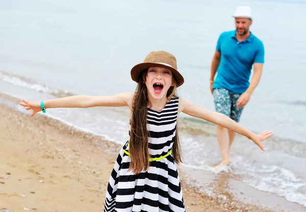 Gelukkig vader en zijn dochter op strand — Stockfoto