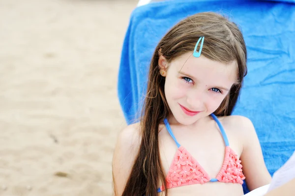 Entzückendes kleines Mädchen, das Spaß am Strand hat — Stockfoto