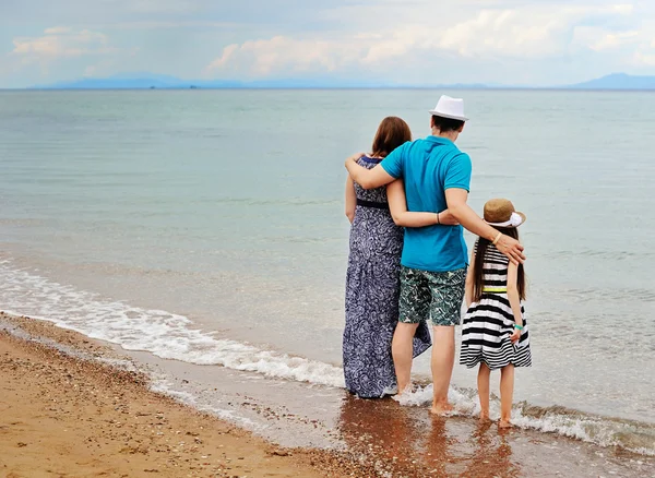 Genç aile sahilde eğleniyor görünümünü — Stok fotoğraf