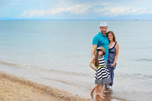 Вид на молодую семью, развлекающуюся на пляже — стоковое фото