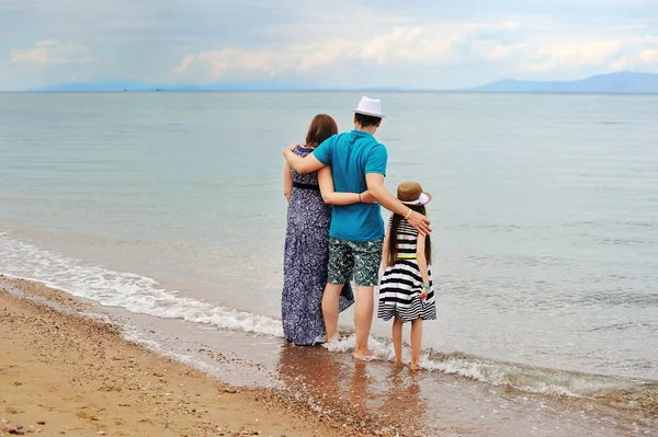 Veduta della giovane famiglia che si diverte sulla spiaggia — Foto Stock