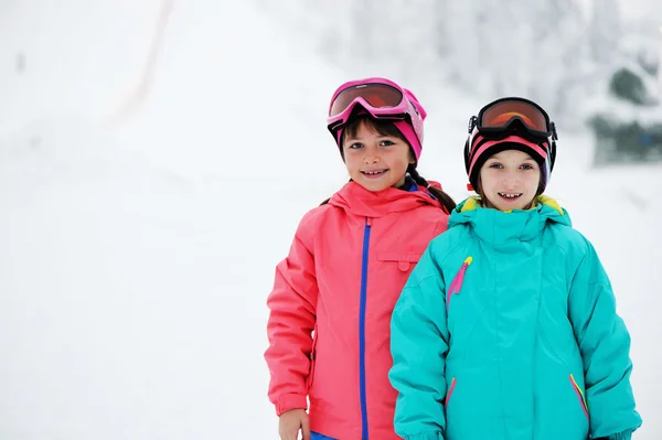 Twee meisjes in de bergen — Stockfoto