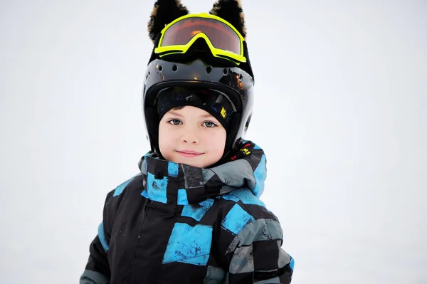 Mignon garçon skieur heureux dans la station de ski d'hiver . — Photo