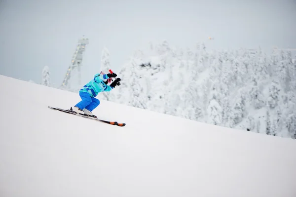 Junge Skifahrerin im Wintersportort — Stockfoto