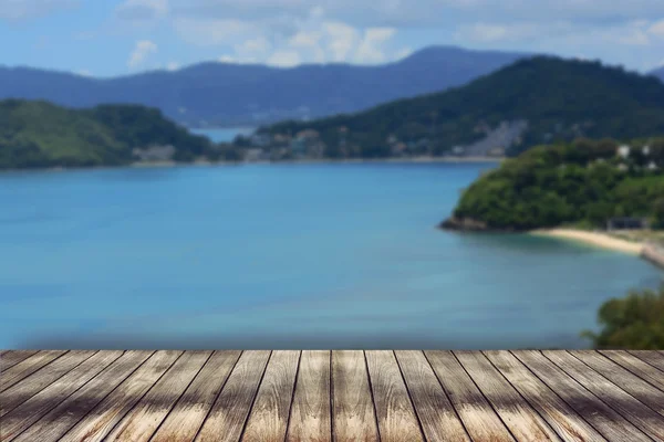 Holz Tischplatte auf verschwommenem blauem Meereshintergrund Verwendung für die Anzeige yo — Stockfoto