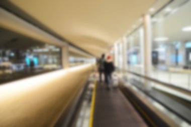 Arka plan bulanıklık: havaalanında yolcu.