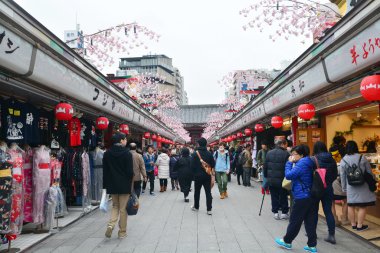 Tokyo, Japonya - 10 Mart, 2016: turist yürümek Nakamise Dori üzerinde ben
