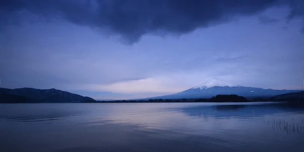 The mountain Fuji at dawn with peaceful lake reflection — Stock Photo, Image