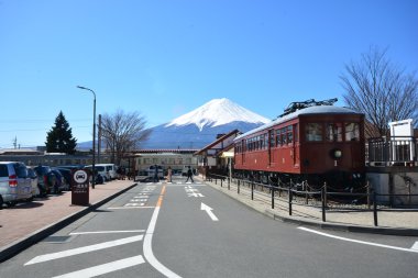 MT Fuji Fujikawaguchiko, Japonya - 16 Mart 2016: tren i