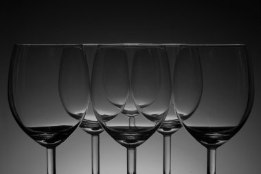 Siyah arka plan boş şarap cam