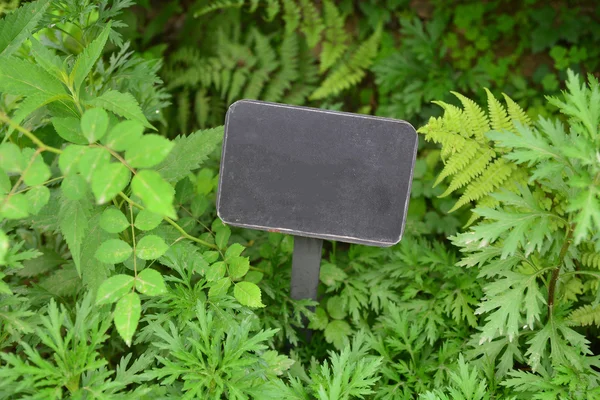 Houten label in de tuin — Stockfoto