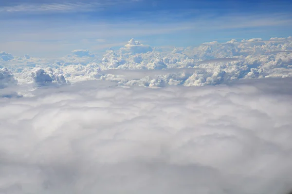 雲を飛んでいる飛行機の窓からの眺め — ストック写真