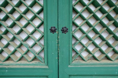 yuvarlak kulplu eski ahşap kapı