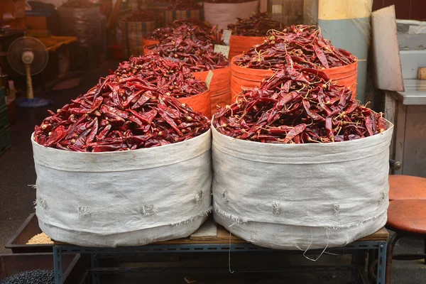 Röd paprika på den asiatiska marknaden — Stockfoto