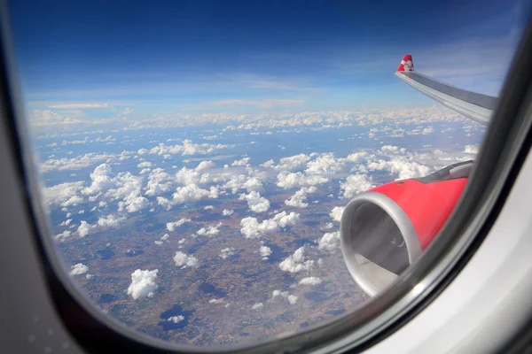 View from the window of an airplane flying in the clouds — Stock Photo, Image