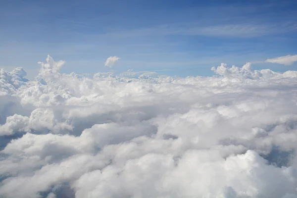 Vista da janela de um avião voando nas nuvens — Fotografia de Stock