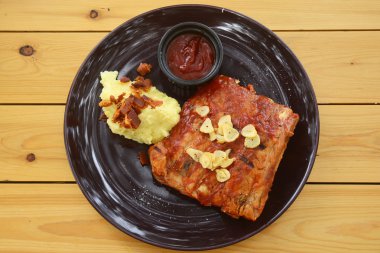 Dilimlenmiş Barbekü Domuz kaburga kavrulmuş.