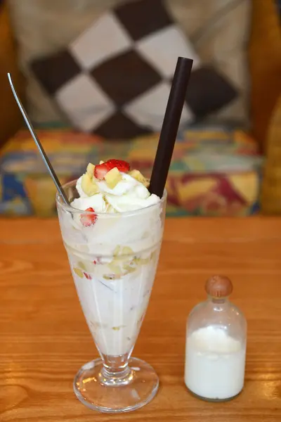 Ett glas banan och jordgubb mjölk shake — Stockfoto