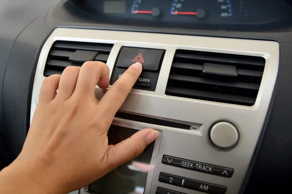 Toucher la main bouton d'urgence dans la voiture — Photo