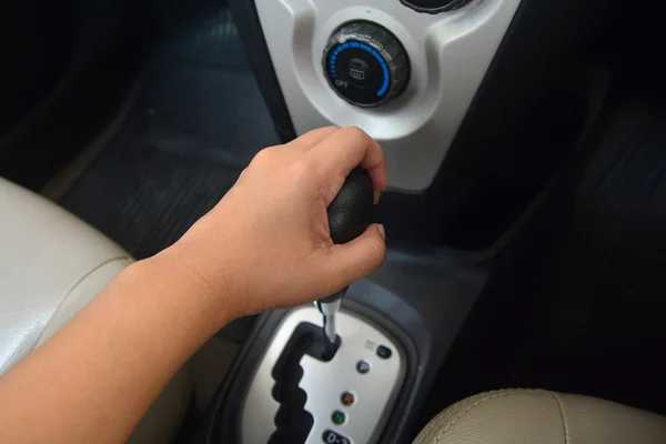 Close up of hand on manual gear shift knob — Stock Photo, Image